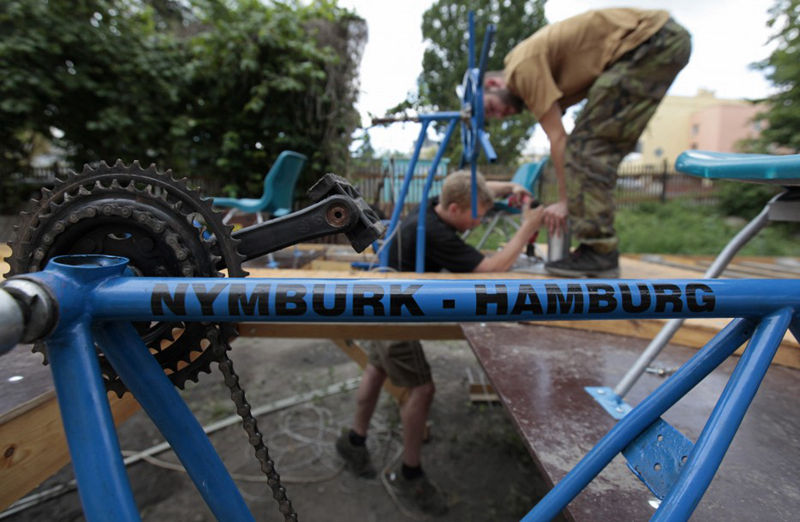 用塑料瓶DIY一艘船，并航行500英里--置頂表情