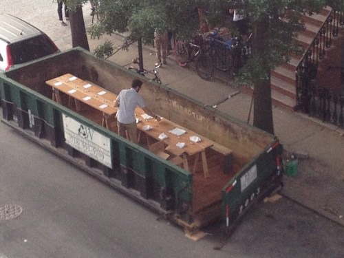 花50美元在垃圾桶中吃飯,為倡導(dǎo)人們不要浪費(fèi)食物--置頂表情