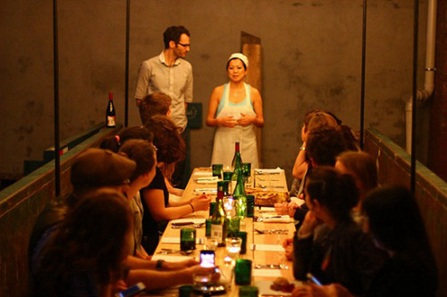 花50美元在垃圾桶中吃飯,為倡導(dǎo)人們不要浪費(fèi)食物--置頂表情