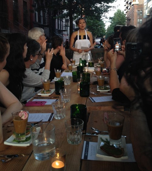 花50美元在垃圾桶中吃飯,為倡導(dǎo)人們不要浪費(fèi)食物--置頂表情