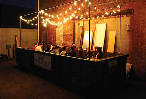 花50美元在垃圾桶中吃飯,為倡導(dǎo)人們不要浪費(fèi)食物--置頂表情