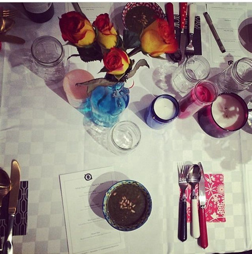 花50美元在垃圾桶中吃飯,為倡導(dǎo)人們不要浪費(fèi)食物--置頂表情