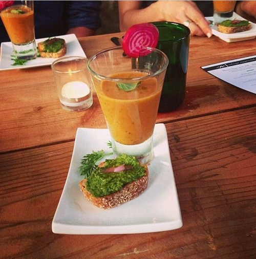 花50美元在垃圾桶中吃飯,為倡導(dǎo)人們不要浪費(fèi)食物--置頂表情