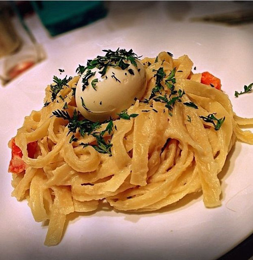 花50美元在垃圾桶中吃飯,為倡導(dǎo)人們不要浪費(fèi)食物--置頂表情