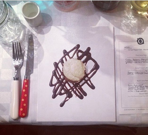 花50美元在垃圾桶中吃飯,為倡導(dǎo)人們不要浪費(fèi)食物--置頂表情