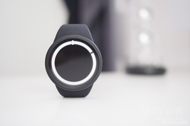 暗夜發出霓虹藍光的ZIIIRO Eclipse手表，簡約又時尚--置頂表情